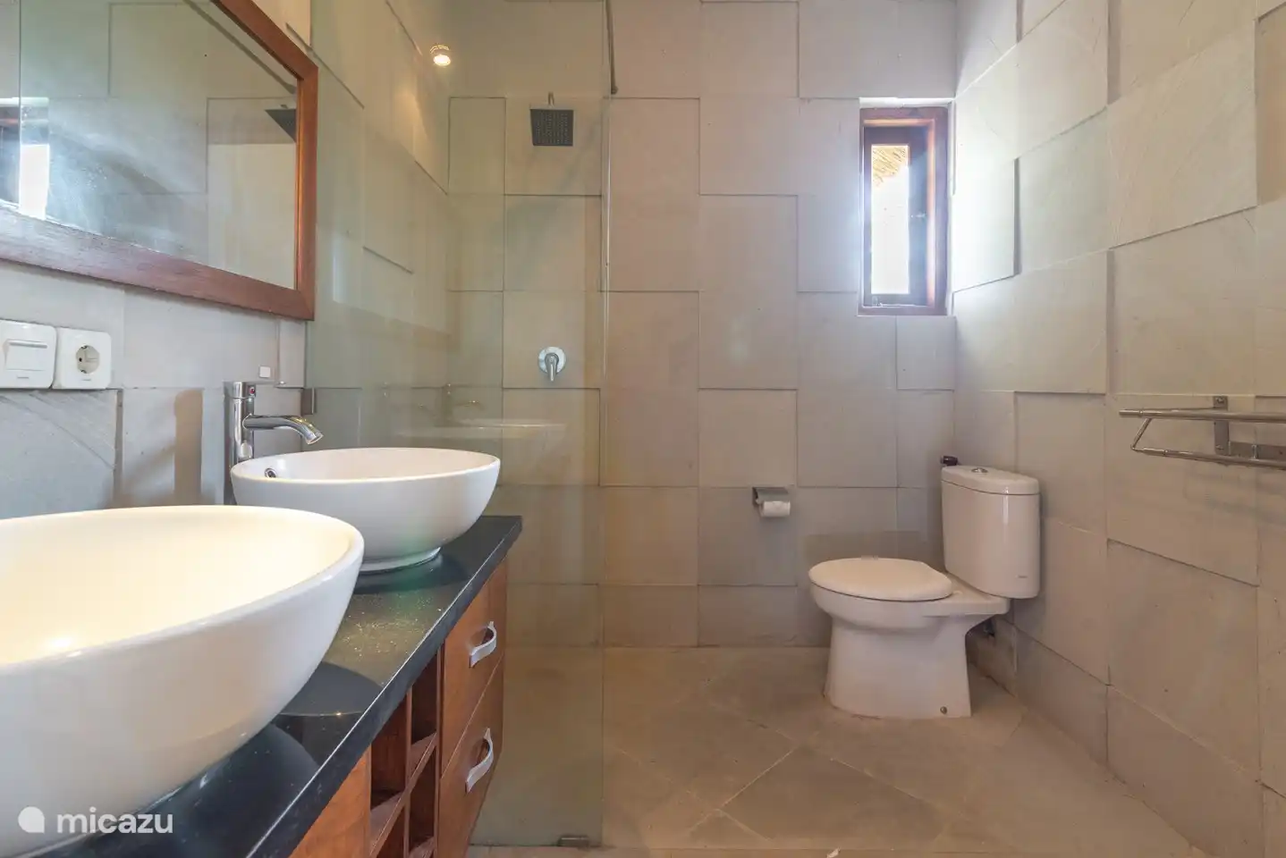 Jedes Schlafzimmer hat ein eigenes Badezimmer. Mit Dusche und WC.