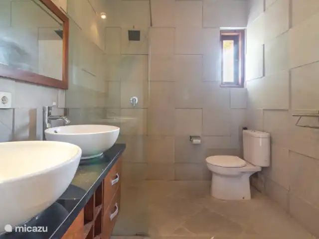 Location de Vacances Indonésie, Bali, Lovina, villa - Villa absolue face à la plage Chaque chambre a sa propre salle de bain. Avec douche et toilettes.