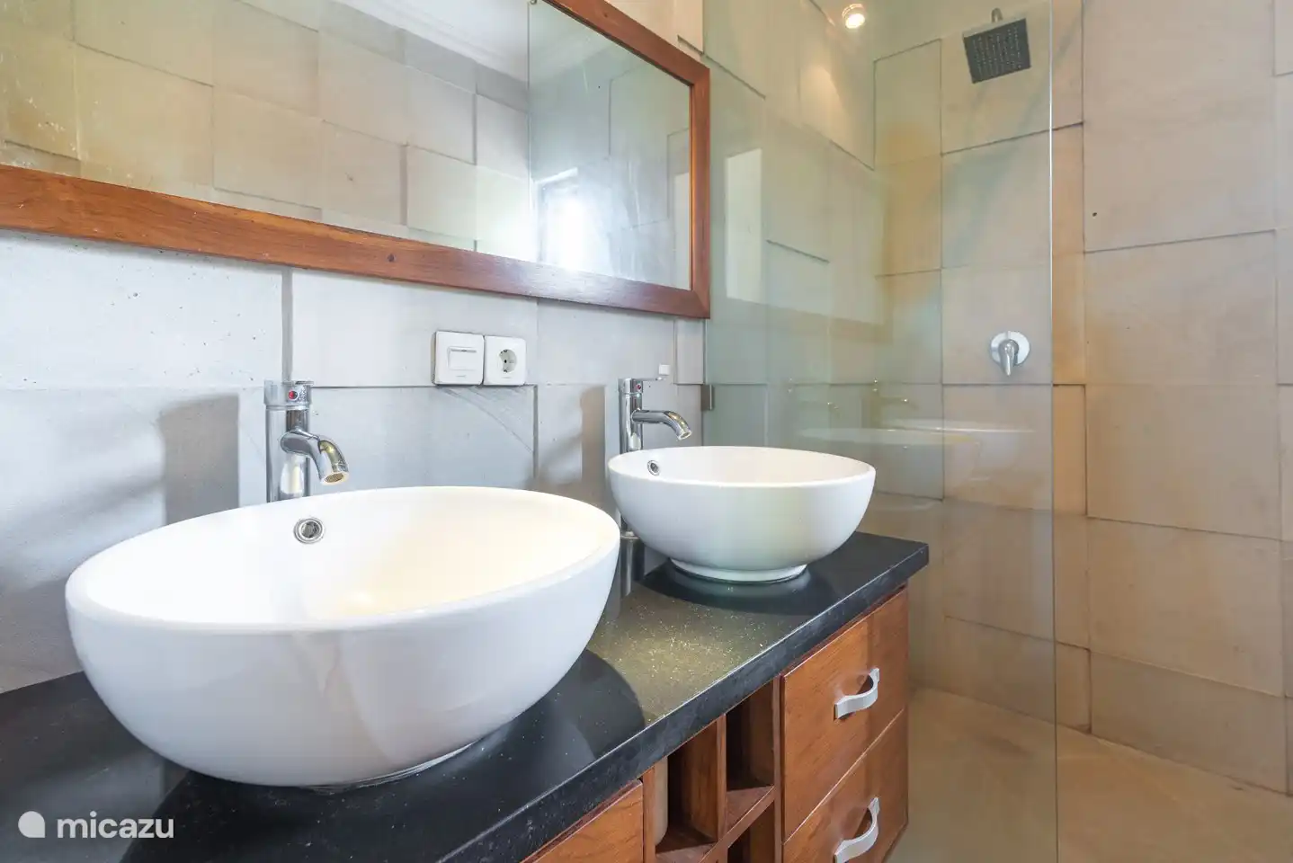 Jedes Schlafzimmer hat ein eigenes Badezimmer. Mit Dusche und WC.