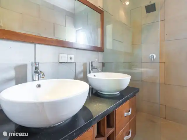 Location de Vacances Indonésie, Bali, Lovina, villa - Villa absolue face à la plage Chaque chambre a sa propre salle de bain. Avec douche et toilettes.