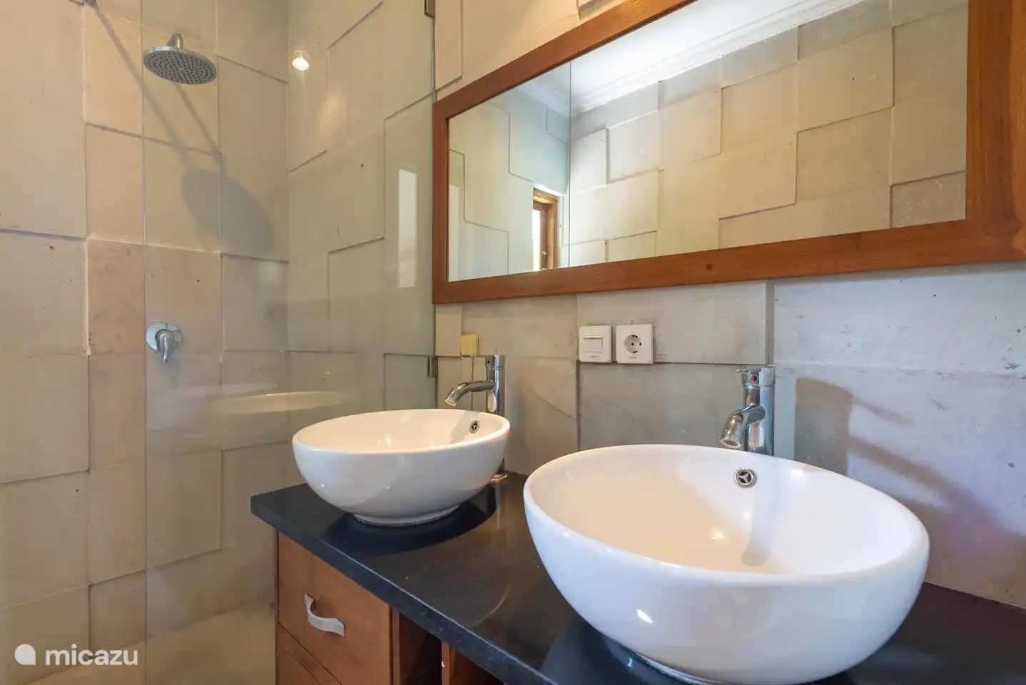 Jedes Schlafzimmer hat ein eigenes Badezimmer. Mit Dusche und WC.