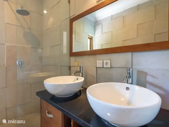 Location de Vacances Indonésie, Bali, Lovina, villa - Villa absolue face à la plage Chaque chambre a sa propre salle de bain. Avec douche et toilettes.