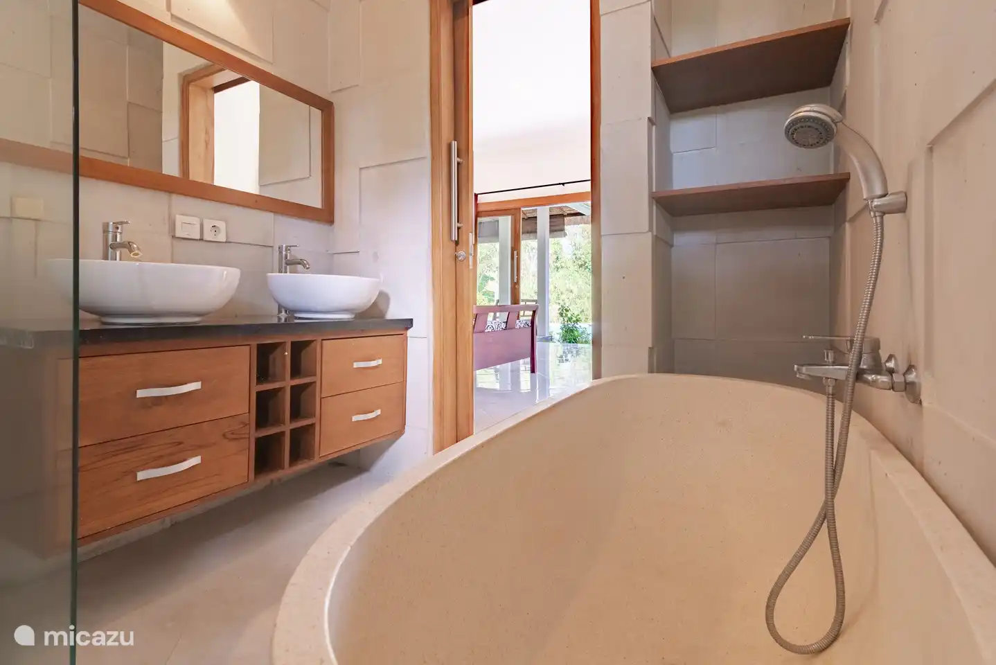 Jedes Schlafzimmer hat ein eigenes Badezimmer. Eines davon hat eine kleine Badewanne. Praktisch für kleine Kinder :-)