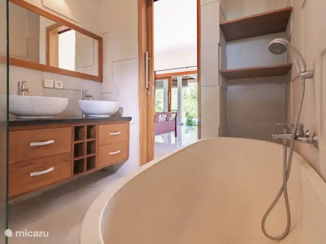 Location de Vacances Indonésie, Bali, Lovina, villa - Villa absolue face à la plage Chaque chambre a sa propre salle de bain. L'une d'entre elles possède une petite baignoire. Pratique pour les jeunes enfants :-)