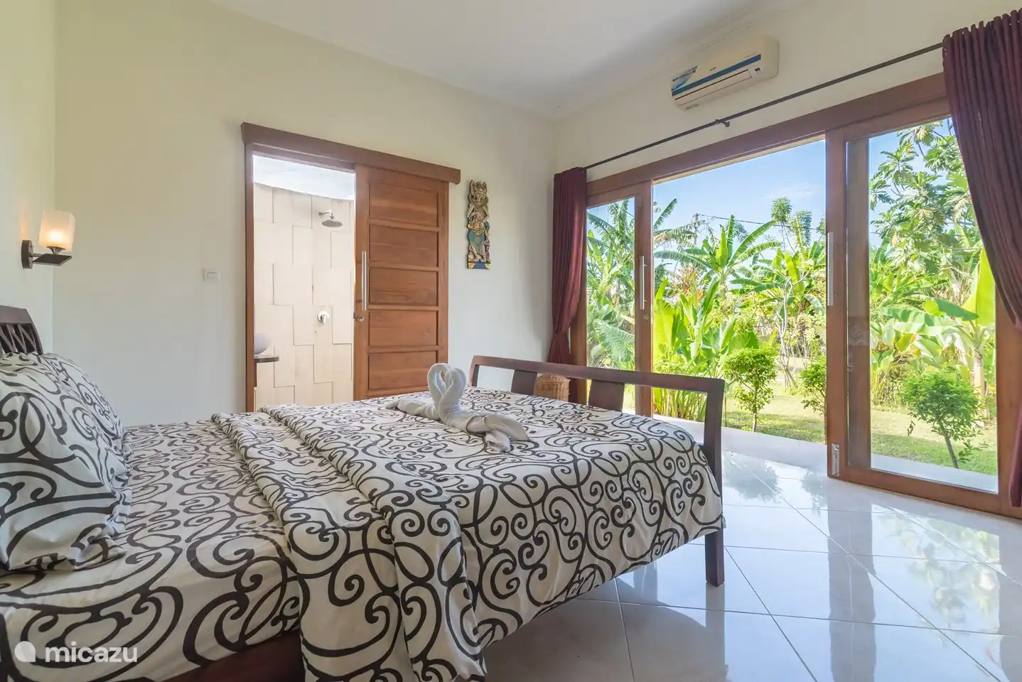 Schlafzimmer mit Doppelbett