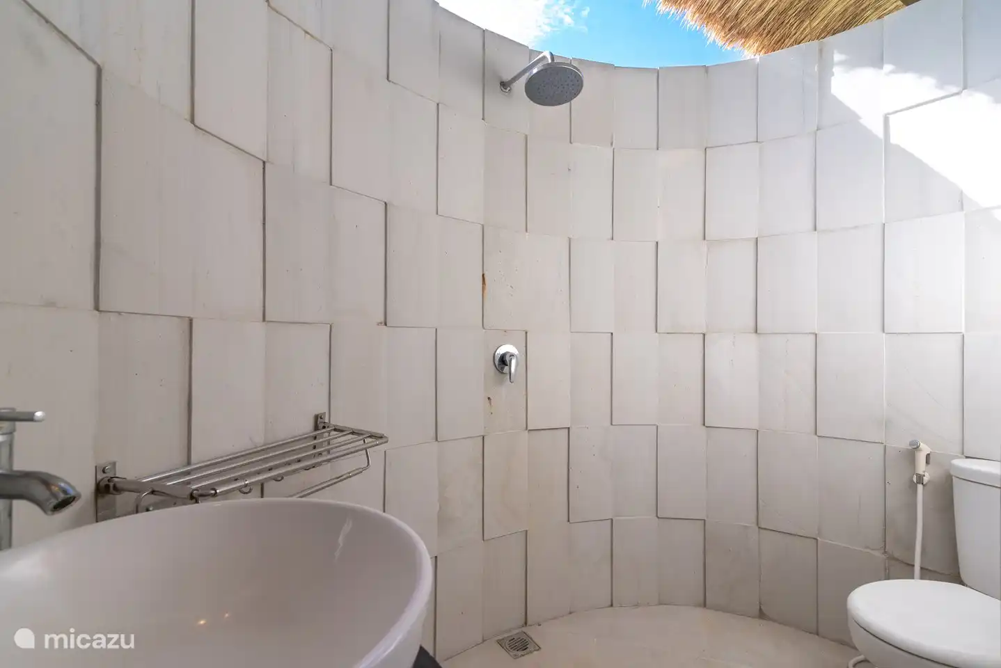 Jedes Schlafzimmer hat ein eigenes Badezimmer. Mit Dusche und WC.