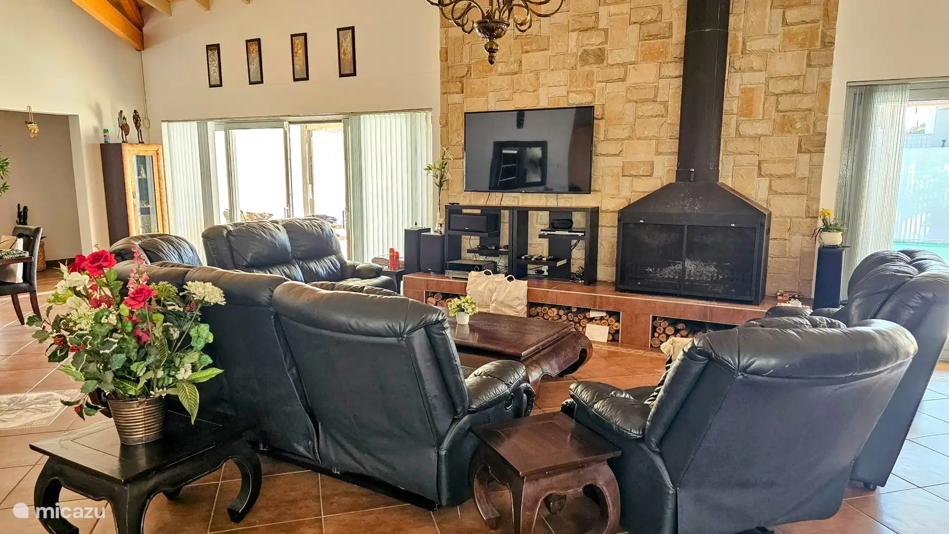 The living room where you can relax on 4 fold-out chairs. 