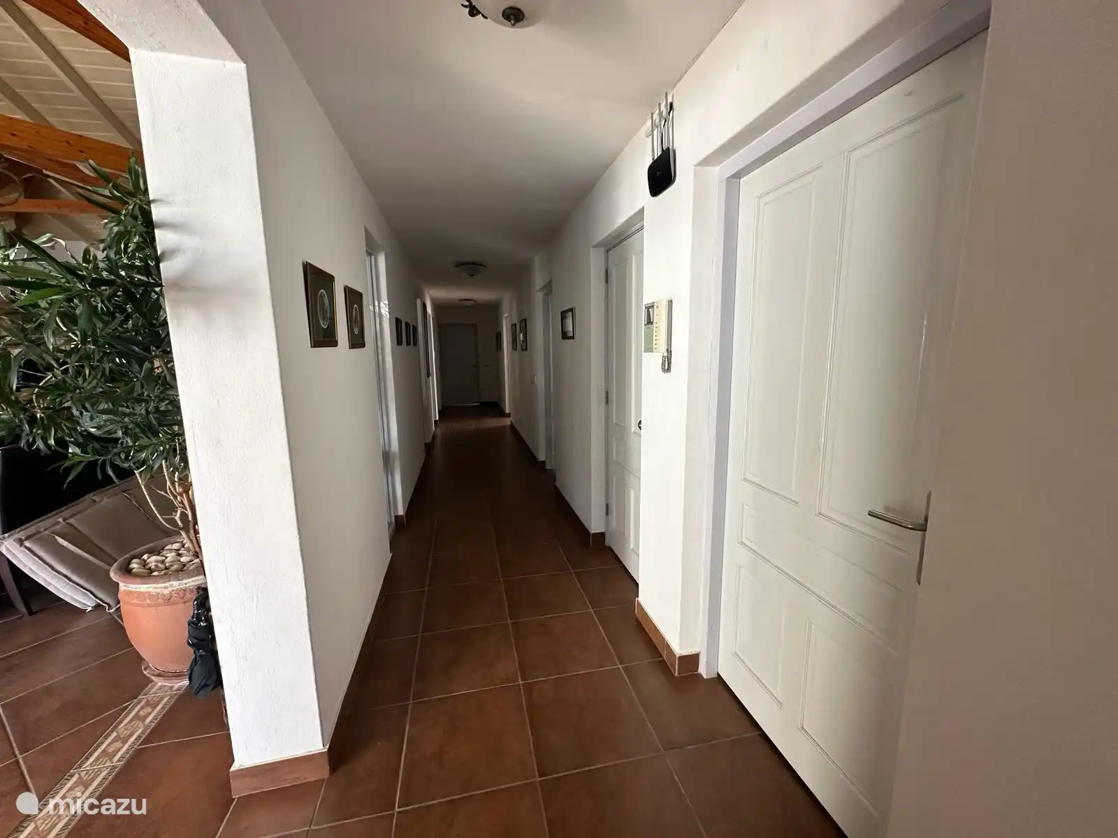 The hall where 3 bedrooms are located. This is on the right side of the house, on the left there is also a hall with 4 bedrooms. In the middle of this is the living room and kitchen.