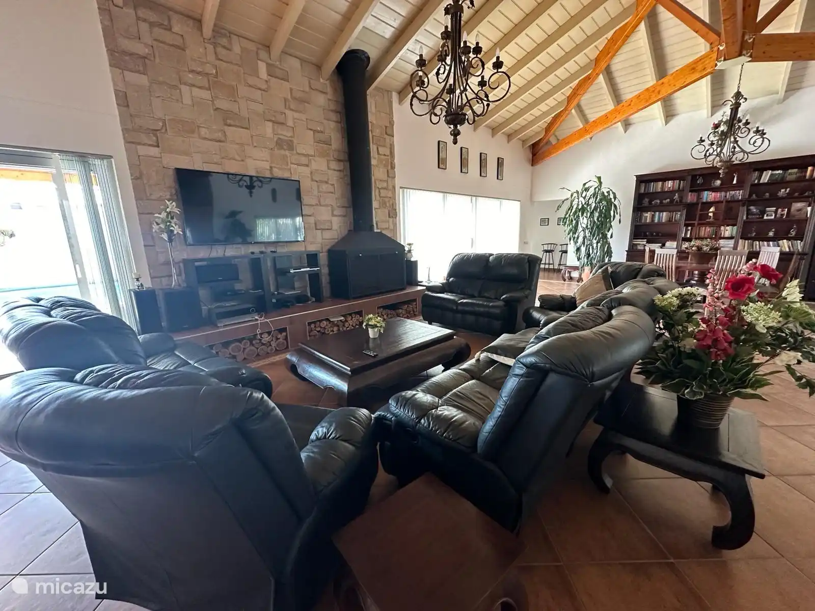 The living room is the central part of the house. There are 2 large tables with chairs and in the middle 2 chairs and 3 sofas. The sun loungers and 3-seater sofa can be folded out completely into a reclining position.
