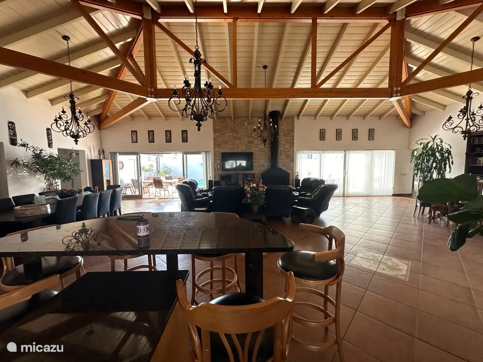 A part of the kitchen where you can hang out at the bar and have an overview of the living room and a view of the outside.