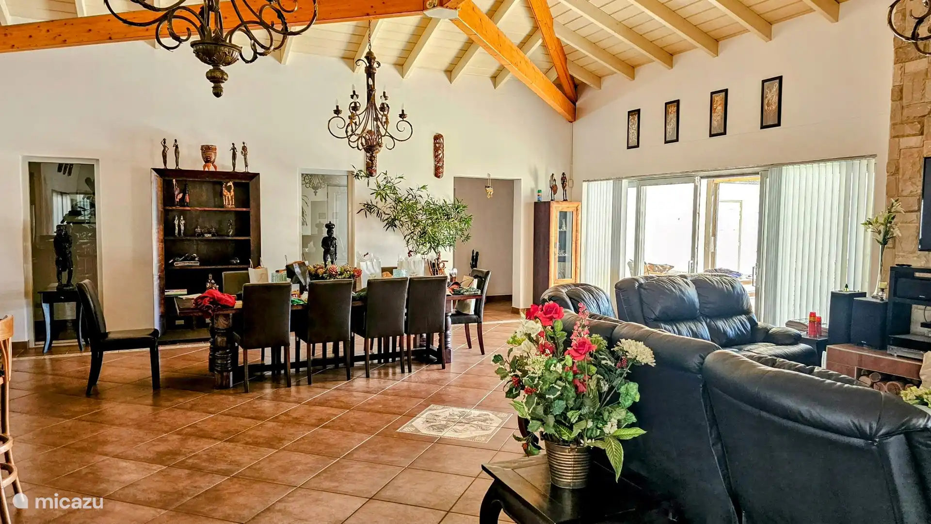 The living room is very large and spacious and there are 2 large tables with chairs and sliding doors on both sides that can be opened completely.
