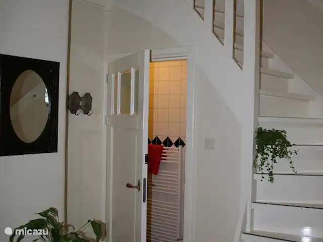 Location de Vacances Pays-Bas, Drenthe, Benneveld, appartement - Appartement de vacances 'Sous le tilleul' C'est le hall avec l'escalier menant à la chambre et l'accès à la salle de bain.