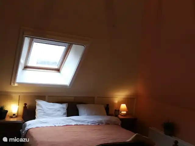 Location de Vacances Pays-Bas, Drenthe, Benneveld, appartement - Appartement de vacances 'Sous le tilleul' La fenêtre de la chambre a une moustiquaire et peut être obscurcie.
Dans la chambre il y a un canapé confortable pour lire ou regarder la télévision.