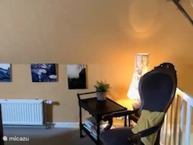 Location de Vacances Pays-Bas, Drenthe, Benneveld, appartement - Appartement de vacances 'Sous le tilleul' Une chaise de lecture dans la chambre