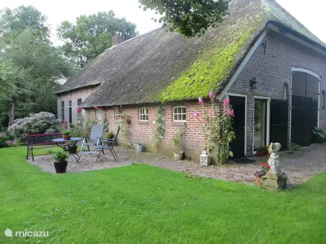 Location de Vacances Pays-Bas, Drenthe, Benneveld, appartement - Appartement de vacances 'Sous le tilleul' Le jardin avec l'entrée de l'appartement sur la droite.