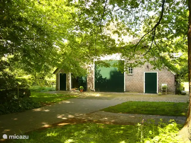 Location de Vacances Pays-Bas, Drenthe, Benneveld, appartement - Appartement de vacances 'Sous le tilleul' La façade arrière de la ferme avec l'entrée de l'appartement sur la gauche.