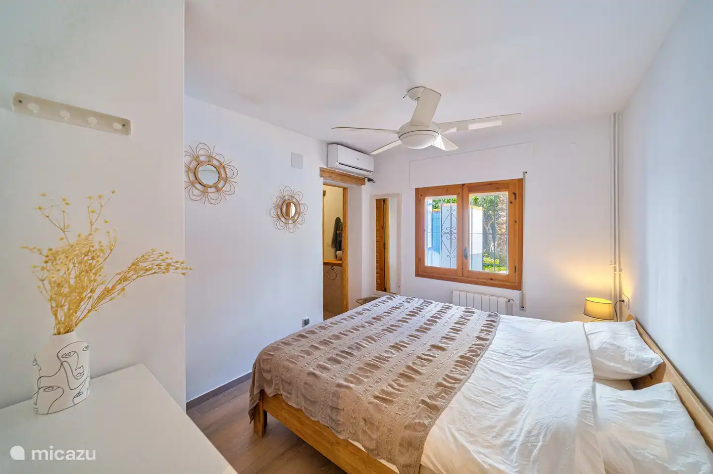 Elternschlafzimmer mit Doppelbett im Erdgeschoss