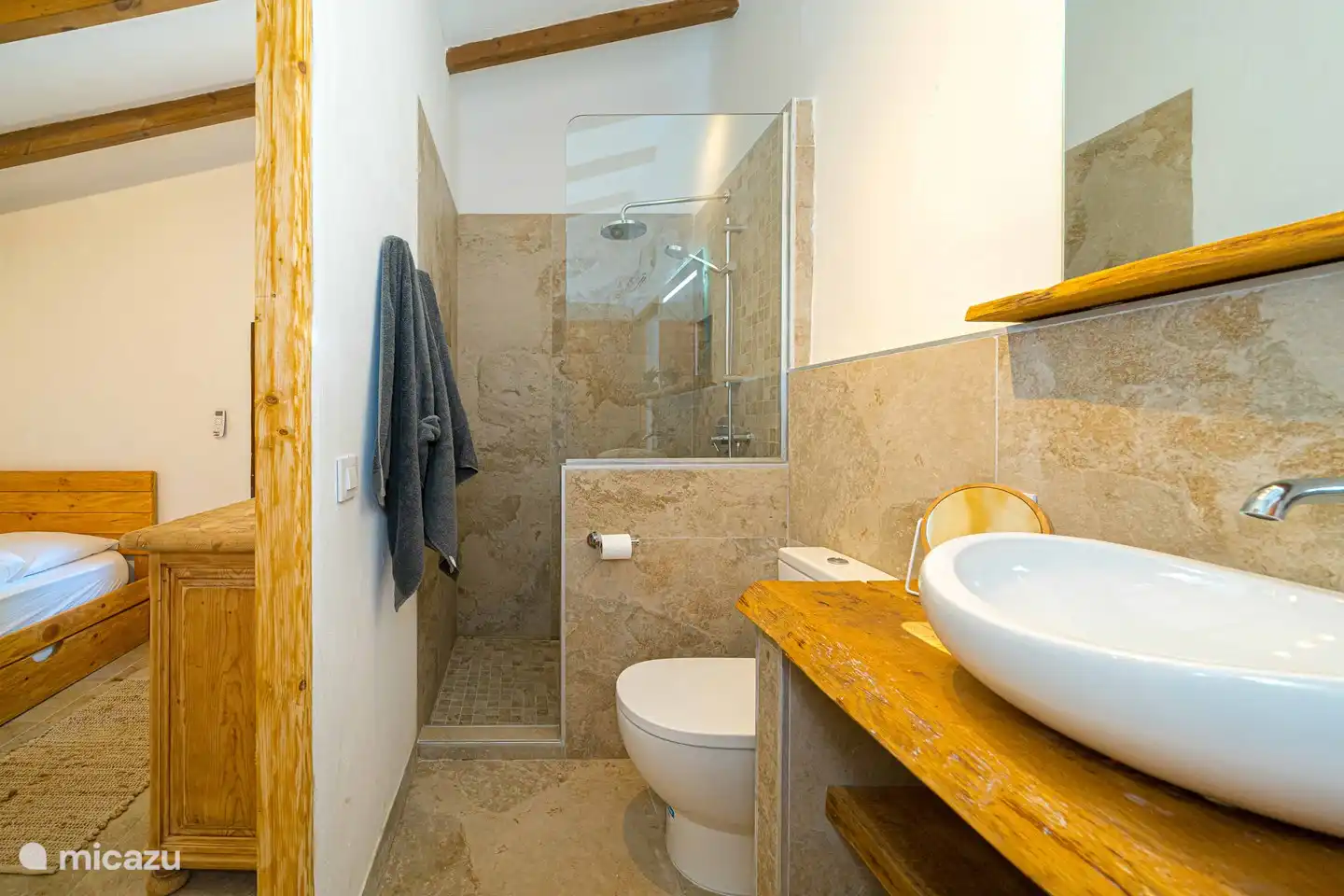 Neues Badezimmer zwischen Eltern- und Kinderzimmer im Erdgeschoss