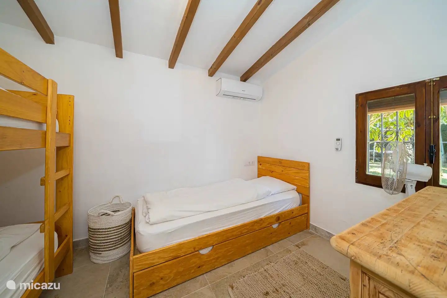 Kinderzimmer mit vier Schlafplätzen im Erdgeschoss. Nur über das Hauptschlafzimmer erreichbar!