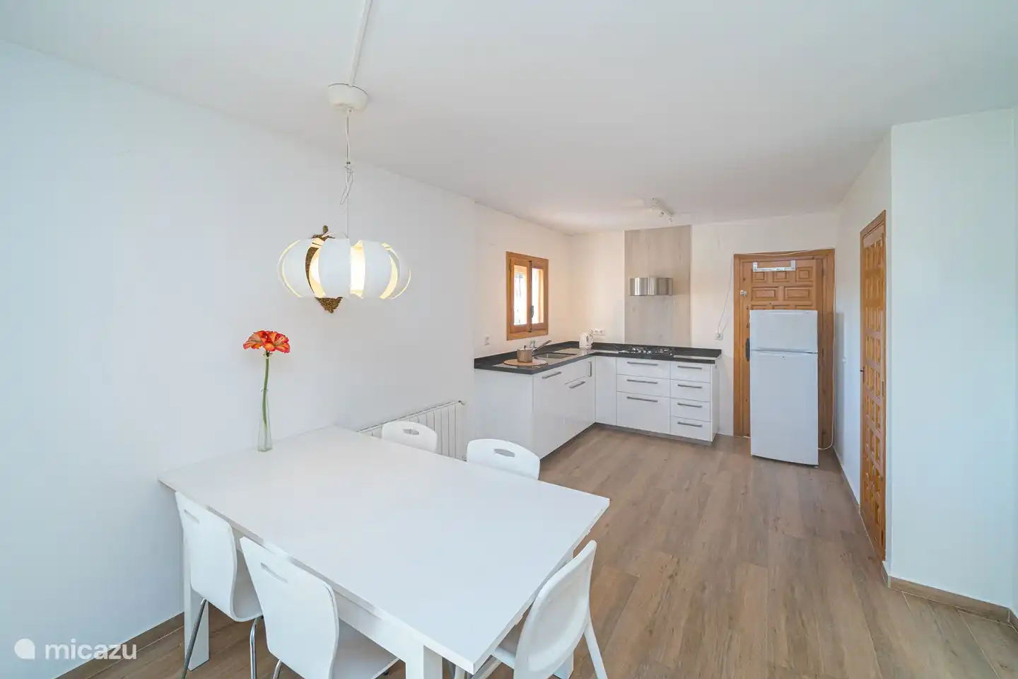 Im ersten Stock befindet sich eine zweite Küche, ideal für z.B. 2 Familien