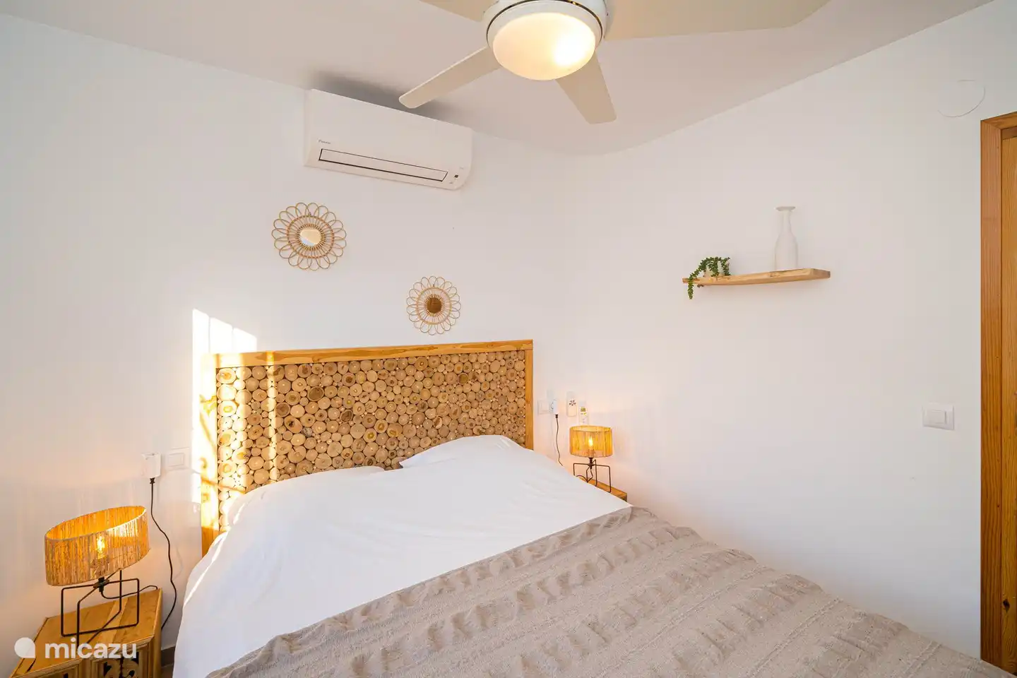 Schlafzimmer mit Doppelbett im ersten Stock