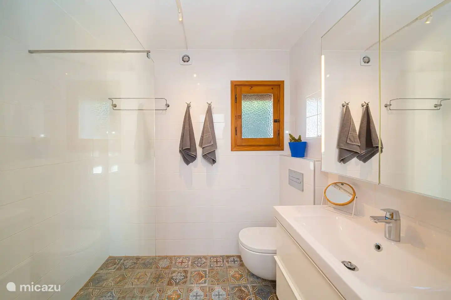 Badezimmer mit Dusche und WC im ersten Stock