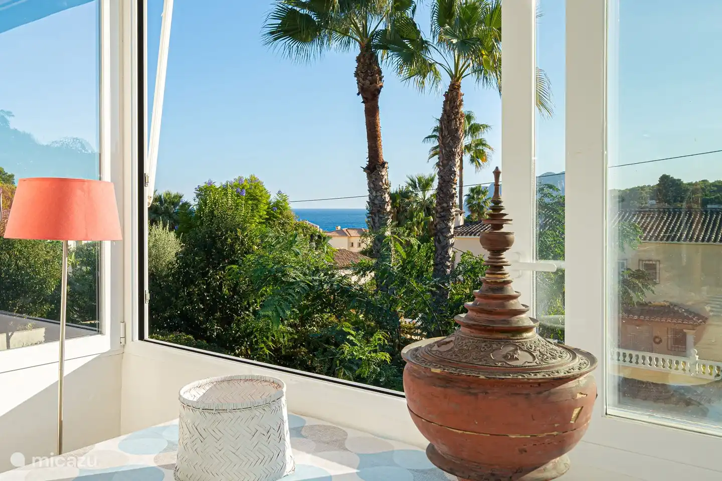 Blick auf den Garten mit dem Schwimmbad, aufs Mittelmeer mit dem riesigen Felsen 'Pinon de Ifach' von Calpe