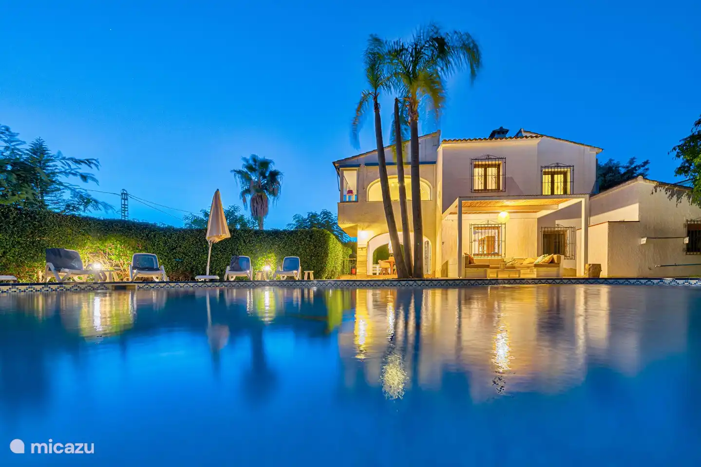 Am Abend schafft die Außenbeleuchtung eine magische Atmosphäre