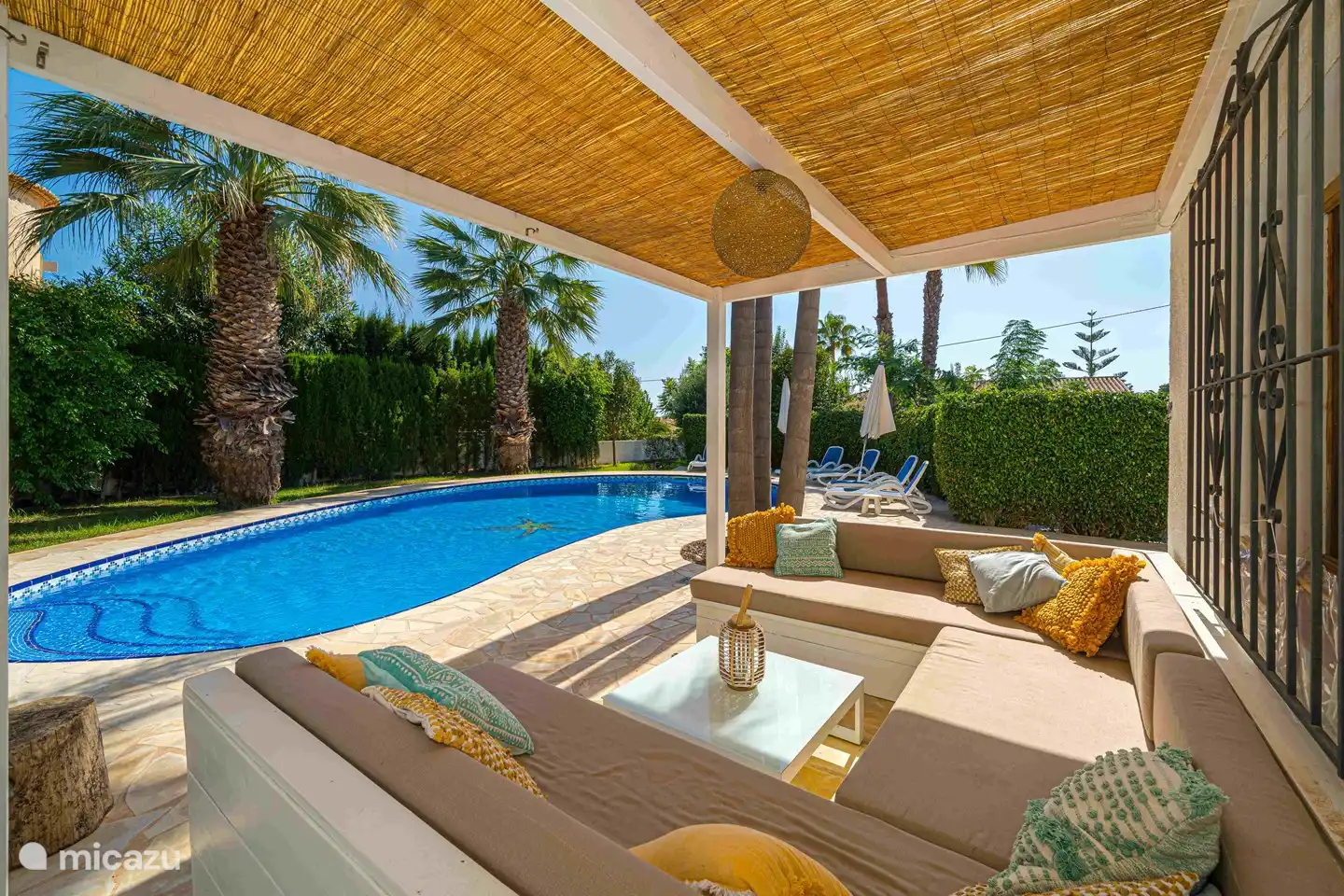 Genießen Sie tagsüber oder abends ein Getränk am Pool