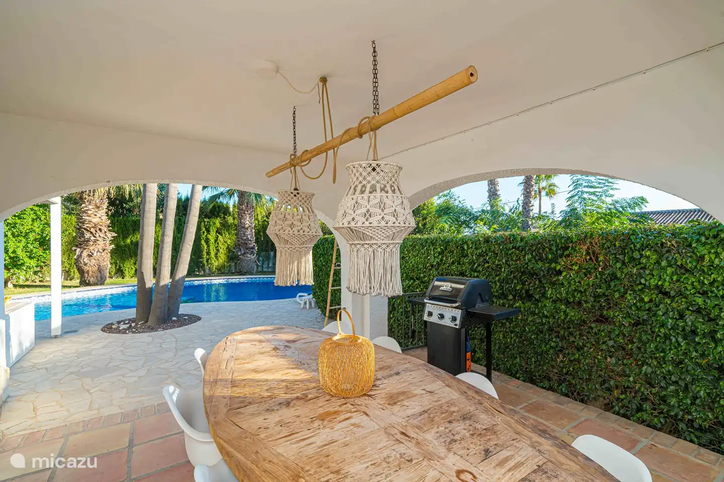 Die überdachte Terrasse ('naya') bietet an heißen Tagen Schatten und eine kühle Meeresbrise