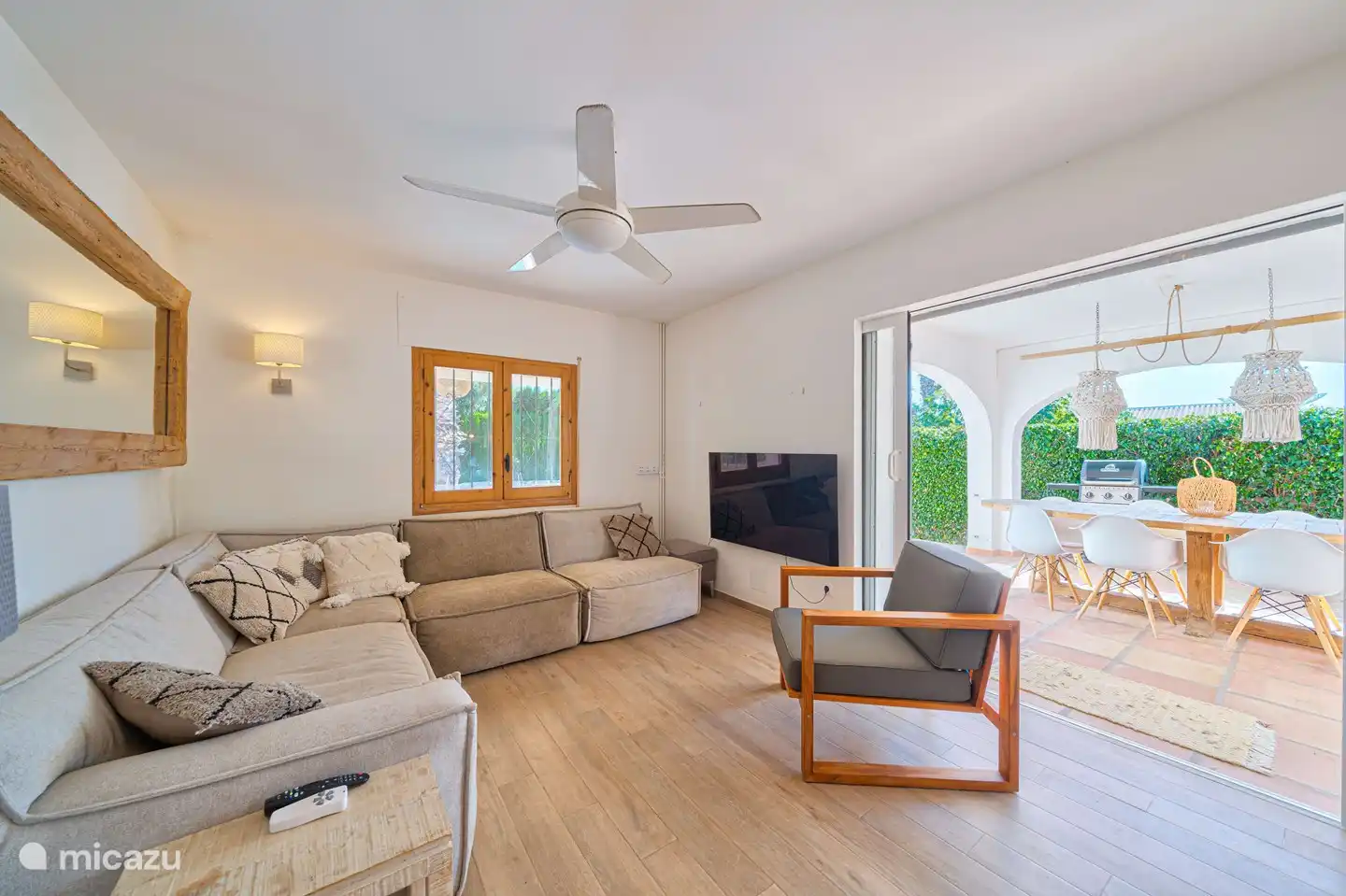 Wohnzimmer im Erdgeschoss mit großem LG-Smart-TV (NL See, Netflix, Youtube usw.) und 300-Mbit/s-WLAN