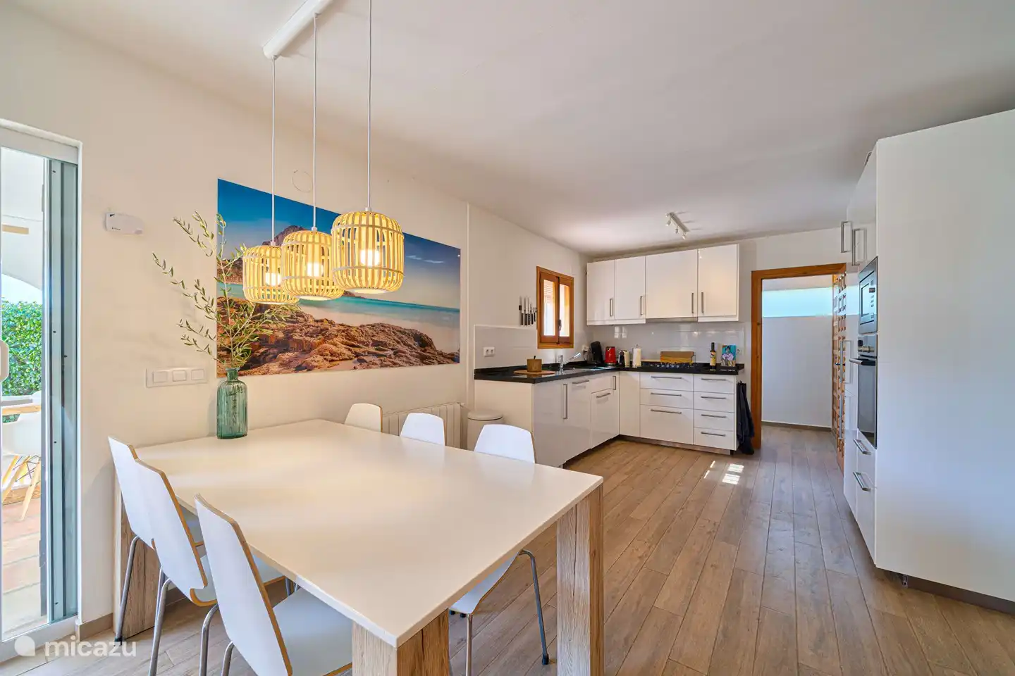 Die Küche ist mit Siemens-Geräten ausgestattet.