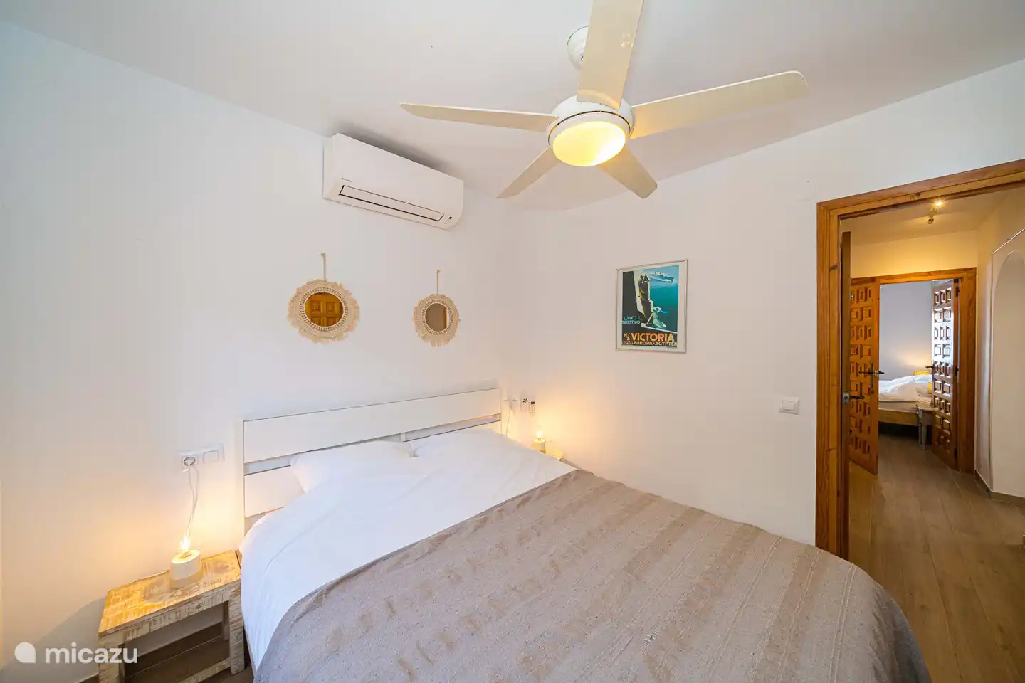 Schlafzimmer mit Doppelbett im Erdgeschoss