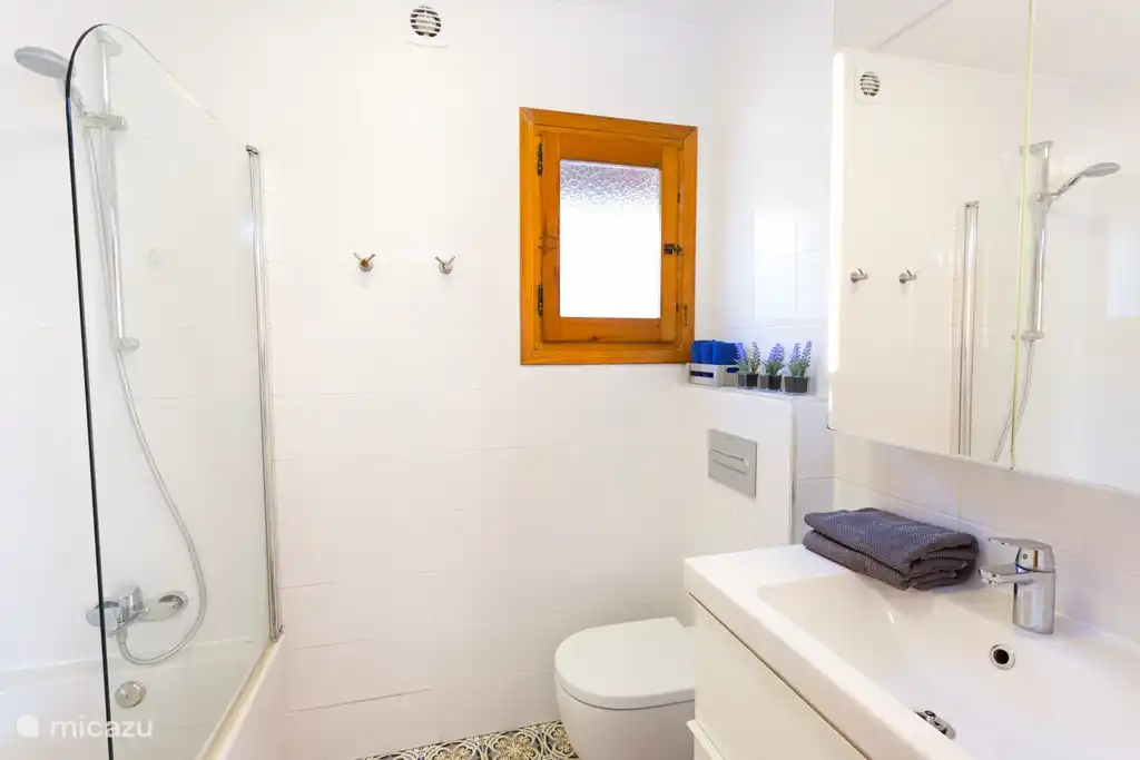 Badezimmer mit Badewanne, Dusche und WC (EG)