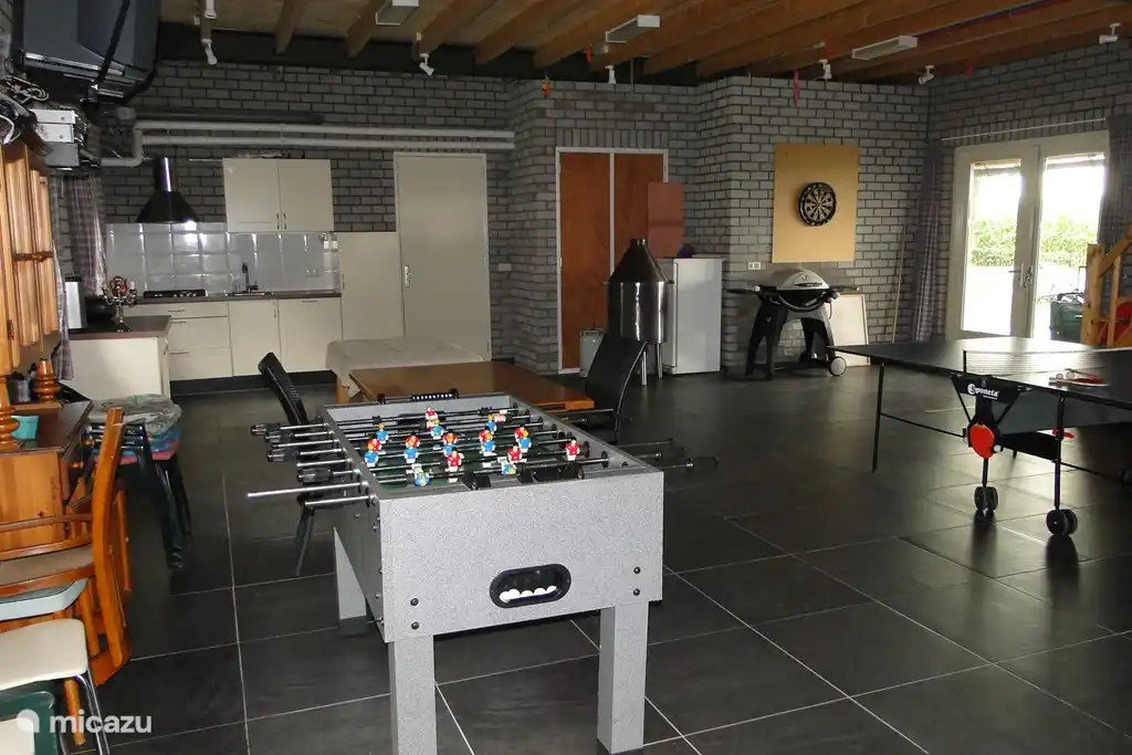 Großer Aufenthaltsraum auch viel Platz für das Fahrrad. Extra großer Kühlschrank. Verschiedene Spiele.