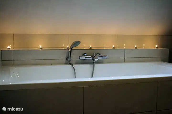 Schönes Bad mit Blick auf den Walnussbaum.