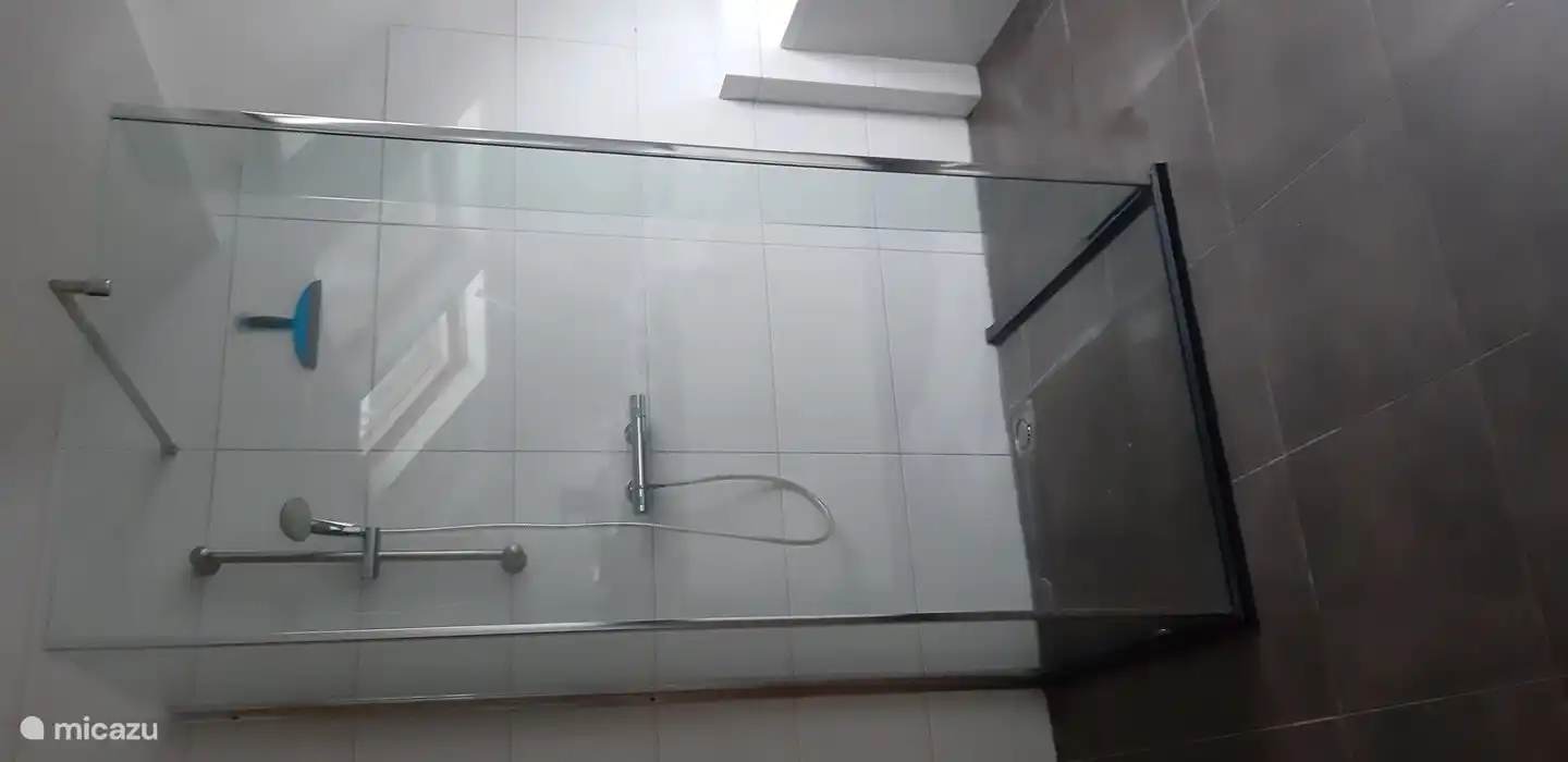 Badezimmer mit Dusche im Obergeschoss.