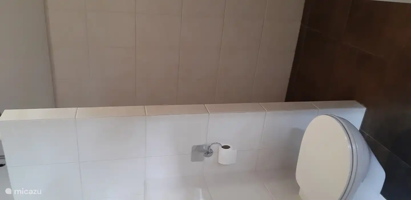 Drittes Badezimmer mit Dusche.