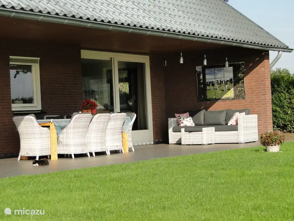 Unsere schöne Terrasse mit Fernblick Richtung Süden.