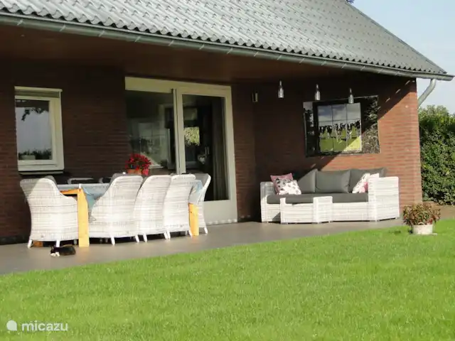 Belle vue avec piscine et sauna | Pays-Bas, Brabant-Septentrional, Boekel - maison de vacances Notre belle terrasse avec une vue lointaine sur le sud.
