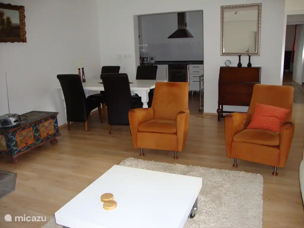 El salón con la mesa del comedor en la esquina izquierda.