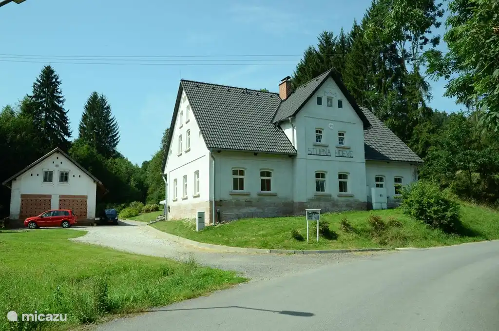 Vista frontal de la finca.