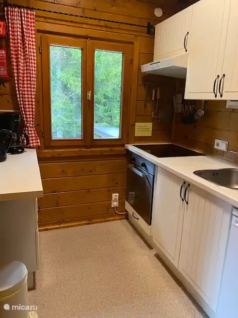 Kleine Küche mit Induktionskochfeld und Backofen im Obergeschoss