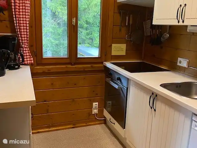 Q-alm | Autriche, Tyrol, Maurach - chalet Petite cuisine avec plaque à induction et four à l'étage