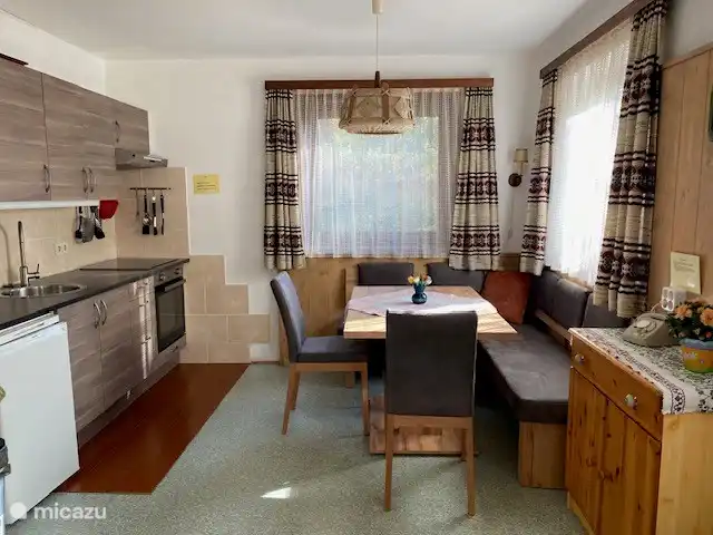 Küche mit Essbereich der Erdgeschosswohnung