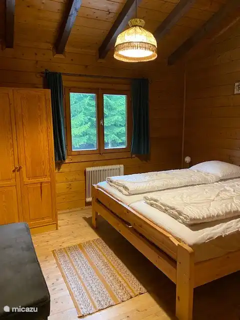 Schlafzimmer mit Doppelbett im Obergeschoss.