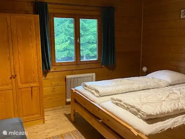 Q-alm | Autriche, Tyrol, Maurach - chalet Chambre avec un lit double à l'étage supérieur.