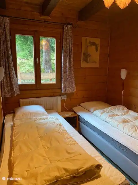 Schlafzimmer mit zwei Betten im Obergeschoss