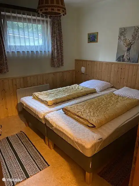Schlafzimmer mit Doppelbett im Erdgeschoss