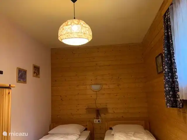 Q-alm | Autriche, Tyrol, Maurach - chalet Chambre au rez-de-chaussée avec deux lits simples et espace pour un lit d'appoint.
